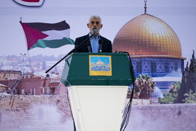 Яхия Синуар произнася реч в Газа, 14 април 2023 г. Снимка: Fatima Shbair/AP Photo.