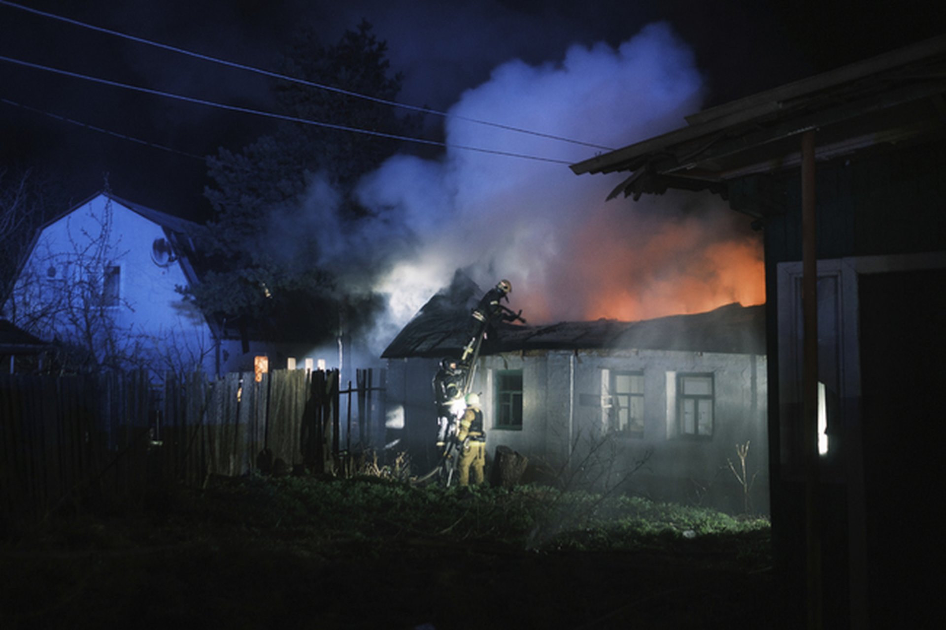 Спасителни екипи гасят пожар в къща, поразена от руски удар в Харков на 4 април 2024 г. Снимка: Ап/George Ivanchenko