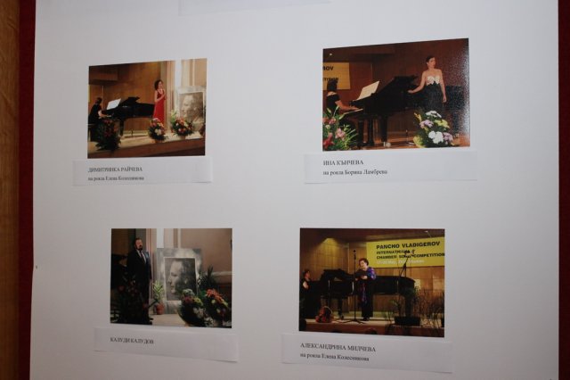 Изложбата във фоайето на НЧ "Д. Войников" показва моменти от първото издание на МК за камерно пеене