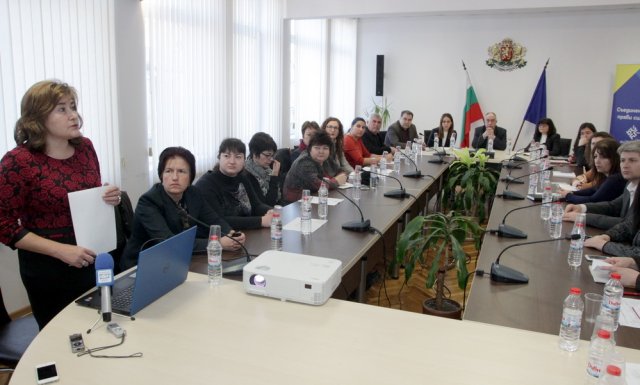 План-приема представи Машка Крумова, началник отдел "Организационно-методическа дейност и контрол“ в РУО-Шумен /най-вляво/