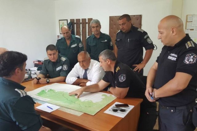 Премиерът Бойко Борисов се появи внезапно на границата на Малко Търново.
