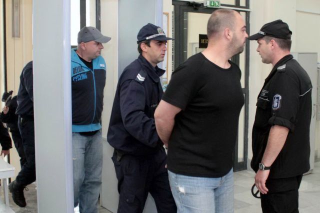 В 15 часа Димитър и Николай бяха доведени в съда с белезници