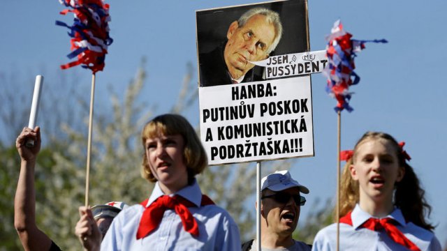 Противници на президента Милош Земан, облечени като пионери, протестират срещу проруската му позиция.