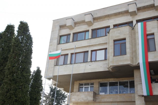 Знамето на Република България тържествено бе издигнато пред сградата на общината.