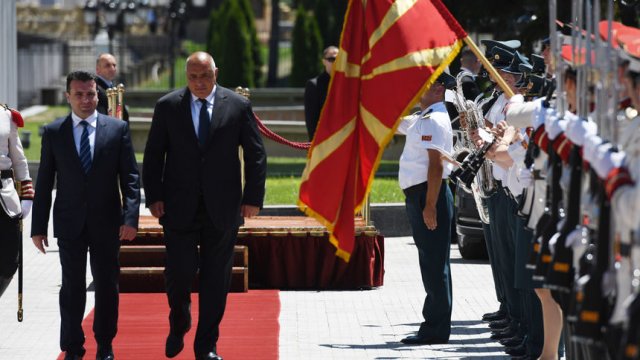Mакедонският премиер Зоран Заев посреща българския си колега Бойко Борисов преди подписването на Договора за добросъседство на 1 август.