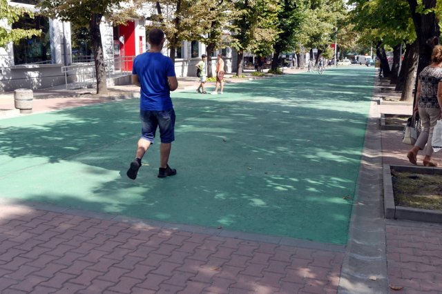 Зеленият асфалт е боядисан само пред "Уникредит Булбанк"