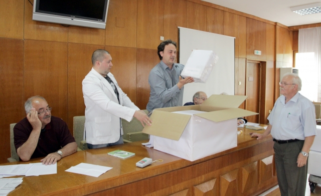 Председателят на комисията по избора Генчо Гатев днес остъства и бе заместван от главния юрисконсулт на общината Тодор Илиев