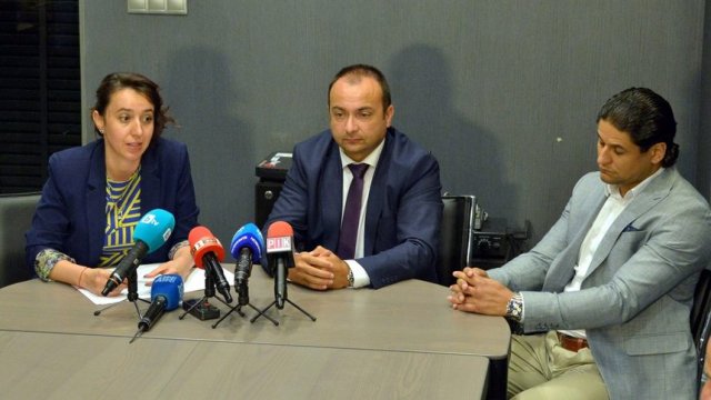 Юрисконсултът Диана Хаджиева и адвокатите на Кристиян Бойков - Любен Казанлиев и Георги Стефанов свикаха пресконференция в офиса на фирмата, където вчера бе задържан Бойков,