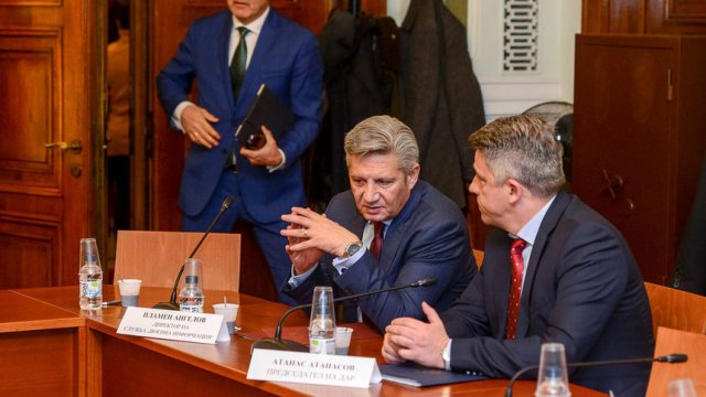 Ген. Пламен Ангелов - директор на Служба "Военна инфэормация", и ген. Атанас Атанасов, шеф на Агенция "Разузнаване", на изслушване по повод инцидента с оръжейния търговец Гебрев, 13.02.2019 г.