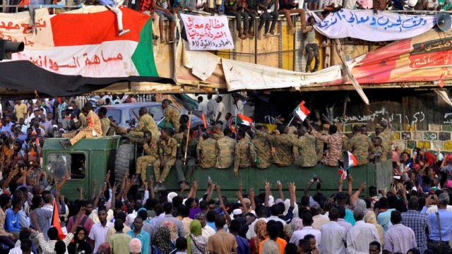 Судански камион преминава между демонстранти пред Министерството на отбраната в Хартум, 14 април 2019 г.