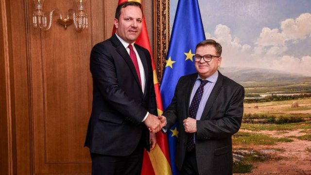 Македонският служебен премиер Оливер Спасовски с френския посланик Кристиан Тимоние