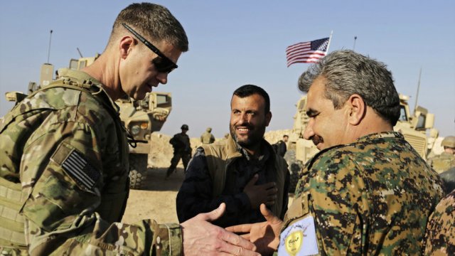 Американският генерал Джейми Джарард благодари на командира от Военния съвет на Манбидж Мухамед Абу Адел по време на визита на военен пункт близо до града. Сн. АП