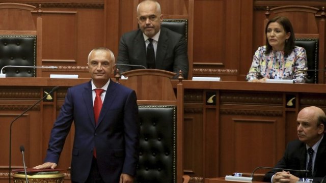 Президентът Илир Мета говори при встъпването си в длъжност, докато зад него е премиерът Еди Рама, 24 юли 2017 г.