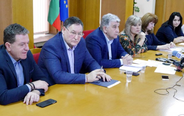 На пресконференцията присъстваха трима заместник-кметове и депутатът Димитър Александров