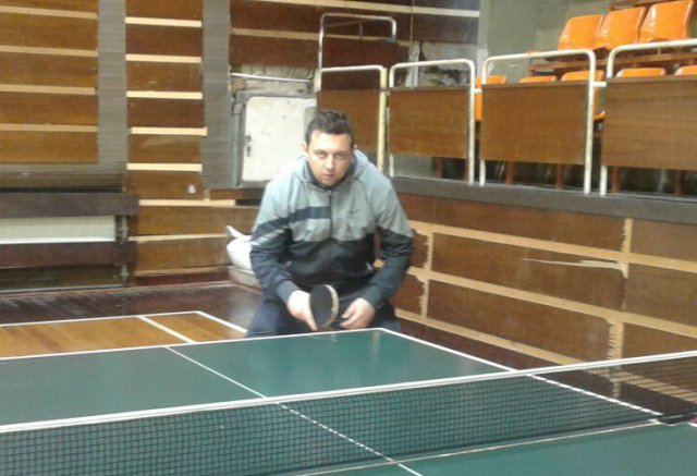 Атанас Росенов игра силно в първия турнир от Висшата лига по тенис на маса. Снимка: архив