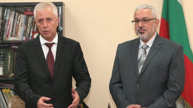 Николай Петров (вляво) при приемането на поста от служебния здравен министър Илко Семерджиев