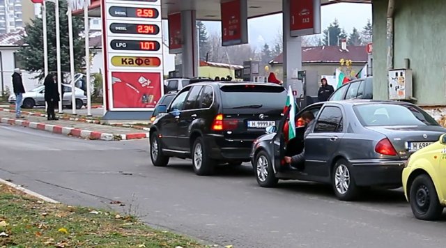 Колоната на практика блокира работата на бензиностанцията на "Лукойл" в "Боян Българанов"