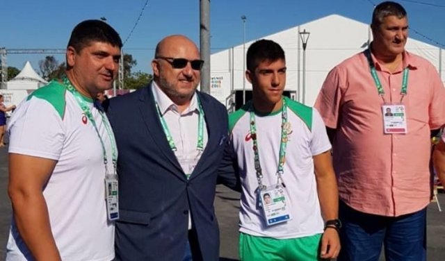 Чукохвъргачът Валентин Андреев със своя баща и треньор Андриан Андреев и спортния министър Красен Кралев.