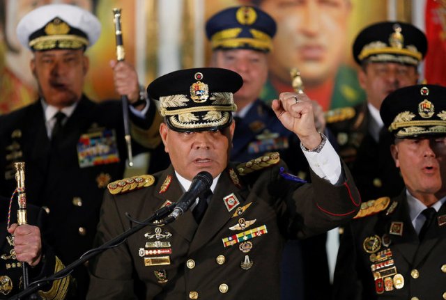 Министърът на отбраната Владимир Педрино Лопес декларира лоялността на командването на армията към Мадуро.