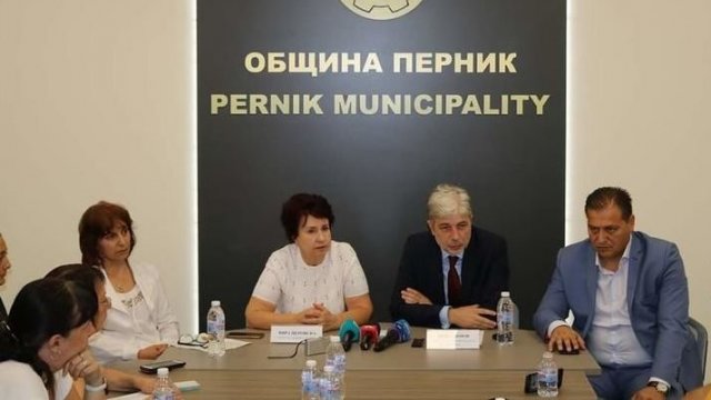Министър Нено Димов и кметът на общината Вярна Церовска обявиха, че започват комплексна проверка на всички индустриални обекти в Перник. © Пресцентър на МОСВ