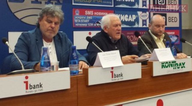 Димитър Ганев (всредата) и Йонко Грозев (вляво).