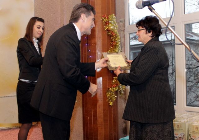 Пенка Станоева от училищното настоятелство в село Велино