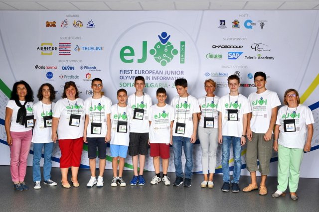 Двата български отбора, участвали в първата Европейска младежка олимпиада по информатика eJOI през септември 2017 г. в София. Снимка: eJOI