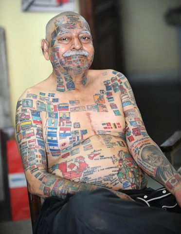 Человек с большим количеством тату