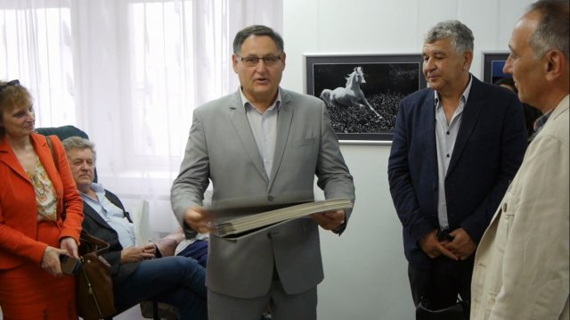 Ивайло Сакелариев /най-вдясно/ връчи на кмета Христов невключени в изложбата добри фотографии