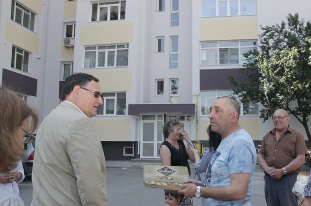 Собствениците на санирани жилища посрещнаха кмета с пита и шоколадови бонбони