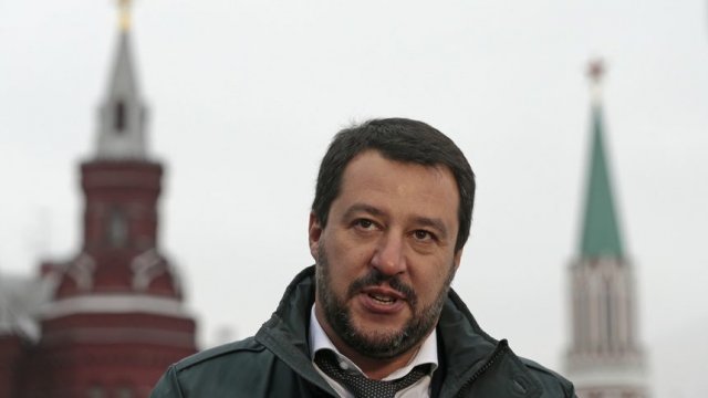 Италианският вицепремиер Матео Салвини говори пред чуждестранни медии край Червения площад в Москва, 18 ноември 2016 г. © Associated Press