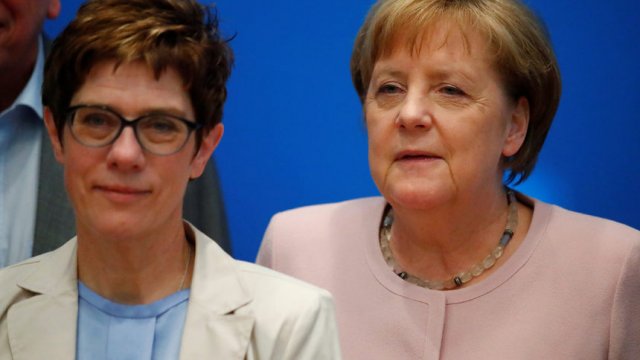 Лидерът на Християндемократическия съюз (ХДС) Анегрет Крамп-Каренбауер и канцлерът Ангела Меркел. © Reuters