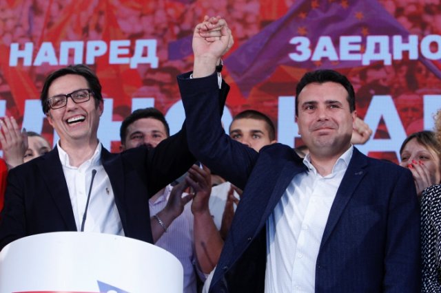 Стево Пендаровски и Зоран Заев след победата на кандидата на СДСМ за държавен глава на Северна Македония. Снимка АП:БТА