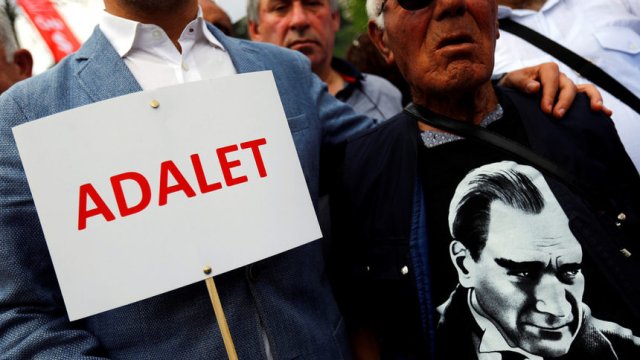 С призиви "Справедливост" и изображения на Кемал Ататюрк, протестиращи защитиха осъдения депутат