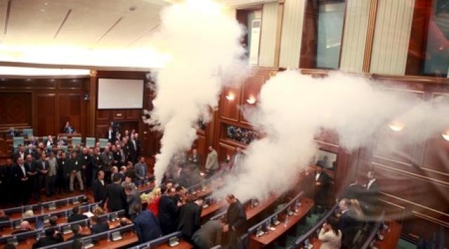 Опозицията в Косово прекъсна парламентарно заседание със сълзотворен газ
