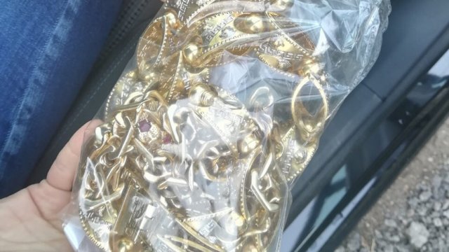 Част от намерените златни накити в Димитровград. © Пресцентър на МИЕТ