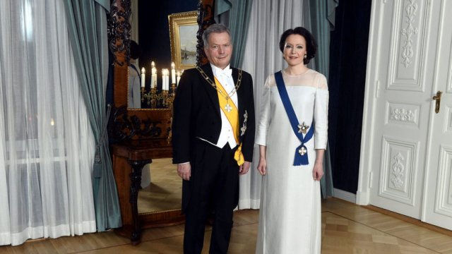 Президентът Саули Нийнистьо и съпругата му Йени Хаукио, която е облечена с рокля, направена от бреза.Сн. Ройтерс