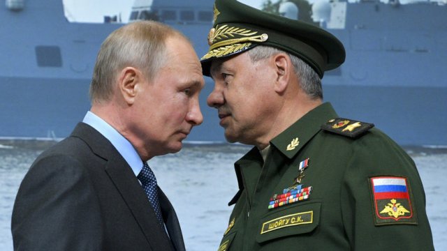 Руският президент Владимир Путин и министърът на отбраната Сергей Шойгу ден след инцидента с подводницата. © Associated Press