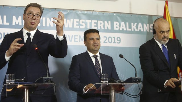 Отляво надясно: сръбският президент Александър Вучич, македонският премиер Зоран Заев и албанският премиер Еди Рама в Охрид, 10 ноември 2019 г. Сн. АП