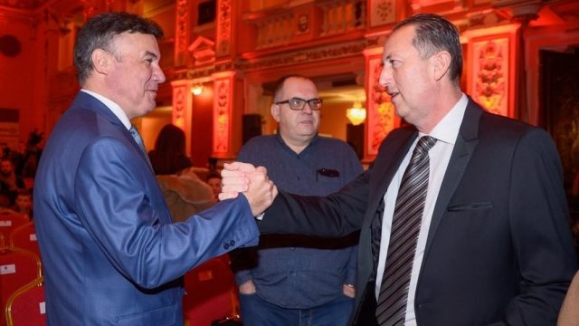 Атанас Фурнаджиев (вдясно) вероятно ще оглави футболния съюз в петък
