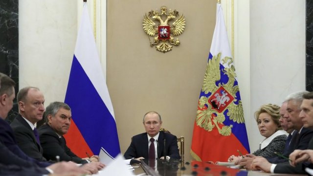 Президентът на Русия Владимир Путин на заседание на съвета за сигурност в Москва, проведено вчера. Сн. Ройтерс