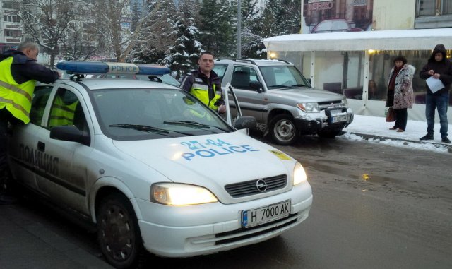 Вчера следобед полицаи написаха фишове на всички, паркирали неправилно пред Lidl