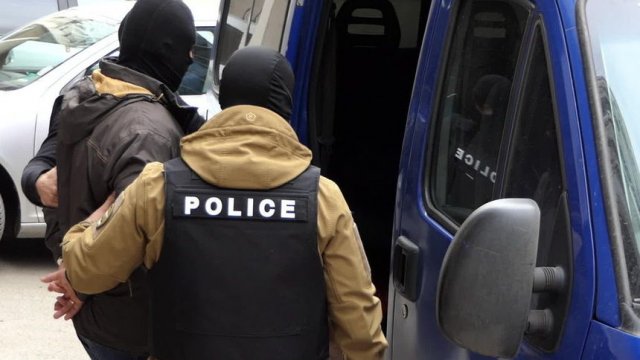 Двамата служители на МВР са били задържани при операция на "Вътрешна сигурност".