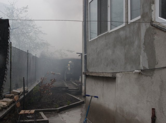 На ул. "Шипка" пожарникарите спасиха от пламъците къща.