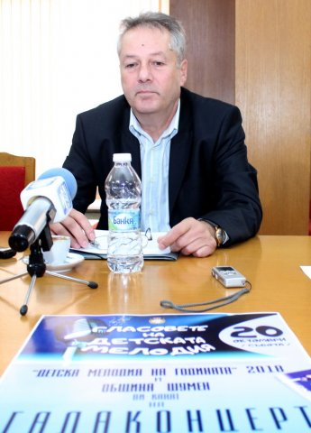 Ваньо Русинов.