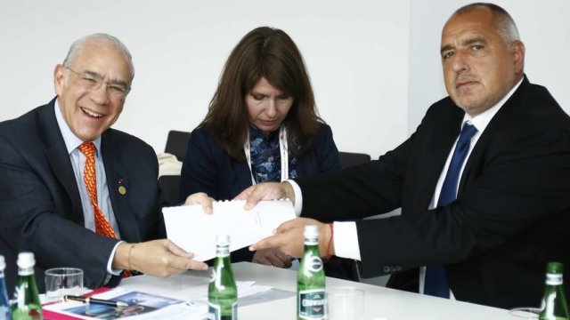 Двамата се срещнаха в Познан, където Борисов е за Срещата на върха на Берлинския процес за Западните Балкани. Сн. Правителствена Информационна Служба
