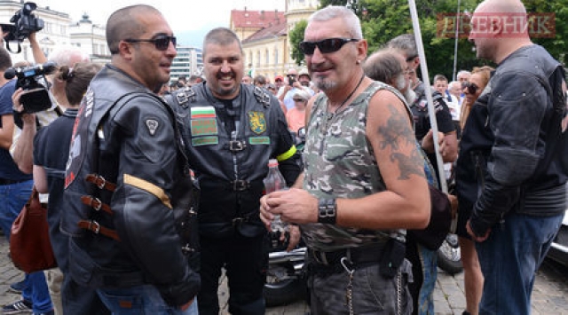 Посрещане на руската прокремълска рокерска организация "Нощни вълци" пред храм "Св. Александър Невски"