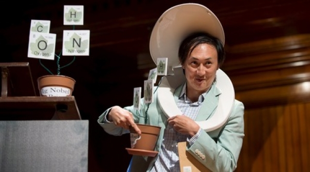 Ръководителят на изследването от техническия университет в Джорджия със своя венец - тоалетна чиния.