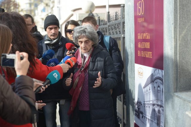 Проф. Веселина Инкова от управителния съвет на фондация "Тракия" присъства на операцията. Сн. Дневник