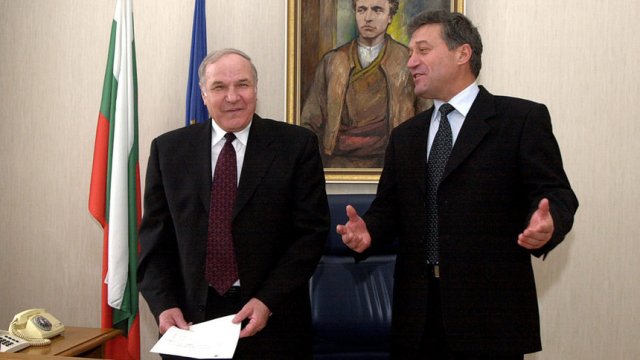 Тодор Кавалджиев (вляво) при предаването на вицепрезидентския пост на Ангел Марин през януари 2002 година.